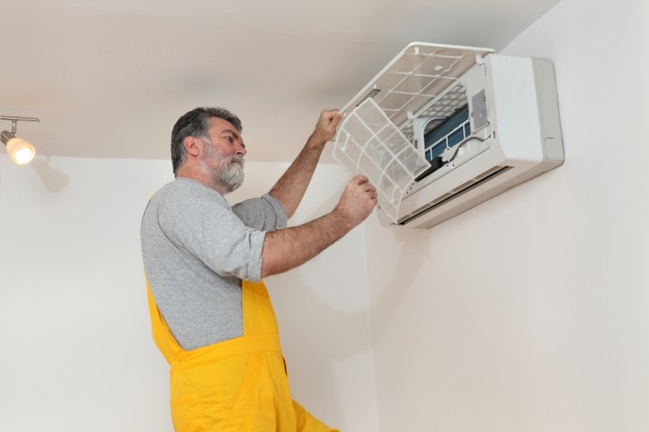4 Signs Your AC Needs Professional Maintenance